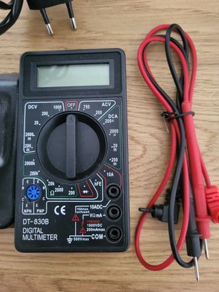 Multímetro Jectse DT-830B y soldador de estaño.