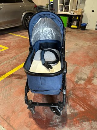Carrito de bebé azul