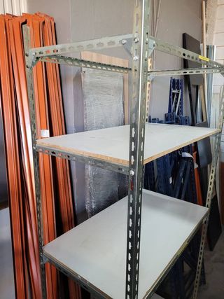 ESTANTERÍA METÁLICA