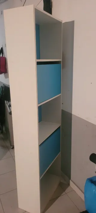 Librería y cajonera blanca y azul