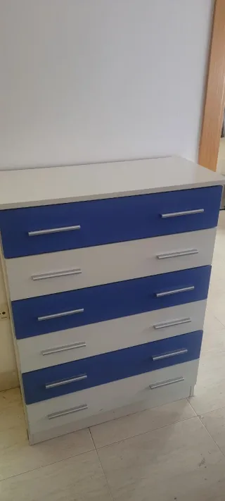 Librería y cajonera blanca y azul