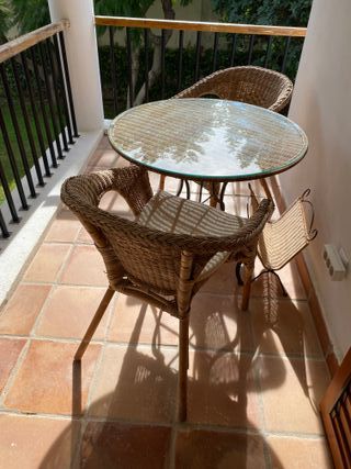 Mesa ratán Ikea con cristal y sillas