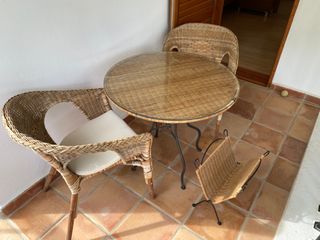 Mesa ratán Ikea con cristal y sillas