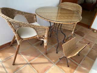 Mesa ratán Ikea con cristal y sillas