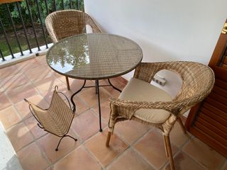 Mesa ratán Ikea con cristal y sillas