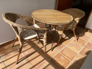 Mesa ratán Ikea con cristal y sillas