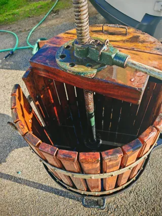 Prensa de uvas madera y metal