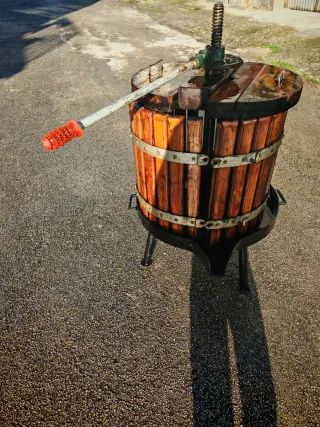 Prensa de uvas madera y metal