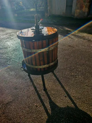 Prensa de uvas madera y metal