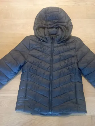 Abrigo negro con capucha