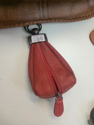 Bolso monedero, llavero y pulsera de cuero