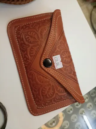 Bolso monedero, llavero y pulsera de cuero