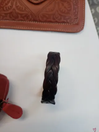 Bolso monedero, llavero y pulsera de cuero