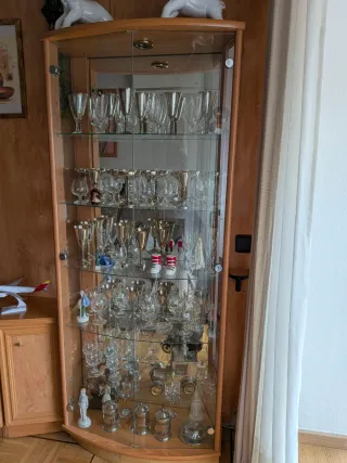 Vitrina de cristal y madera