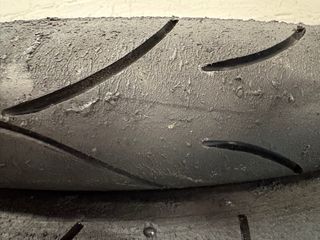 Neumático slick rayado moto 3