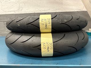 Neumático slick rayado moto 3