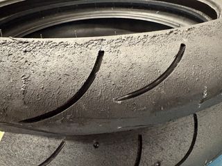 Neumático slick rayado moto 3