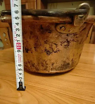 Antico calderone di rame