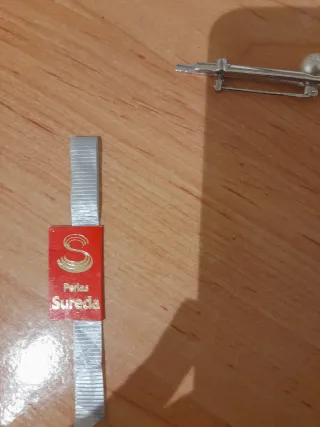 Collar de perlas con broche dorado