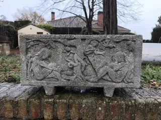 Jardineras de piedra grabadas en muy buen estado