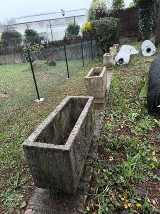 Jardineras de piedra grabadas en muy buen estado