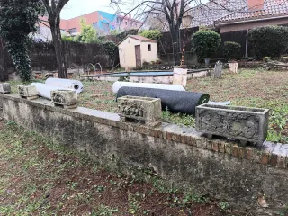 Jardineras de piedra grabadas en muy buen estado