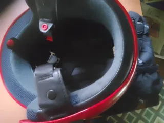 Casco y guantes de moto