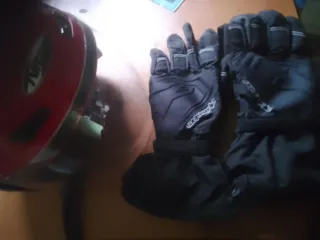 Casco y guantes de moto