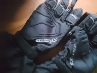 Casco y guantes de moto