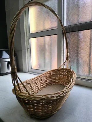 Cesta de mimbre con asa