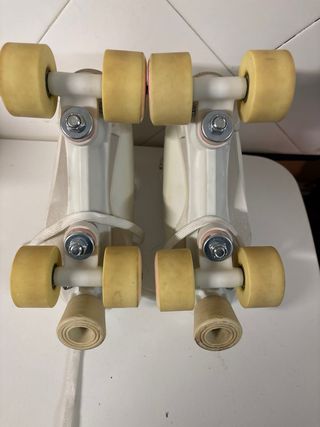 Pattini a rotelle bianchi con dettagli rosa