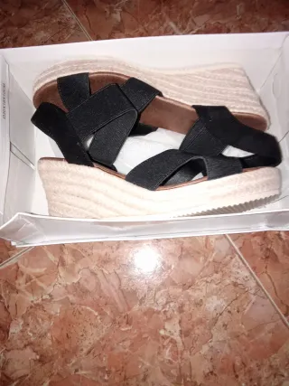Sandalias cuña mujer negras y beige