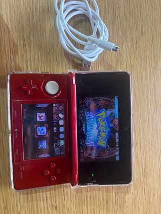 Nintendo 3DS rossa con giochi