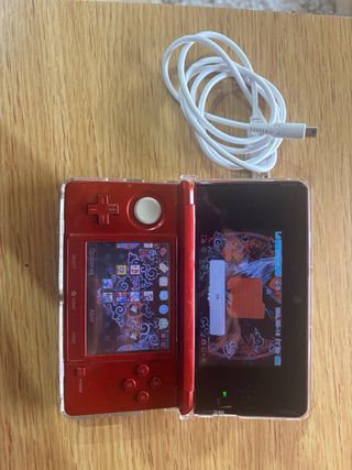 Nintendo 3DS rossa con giochi