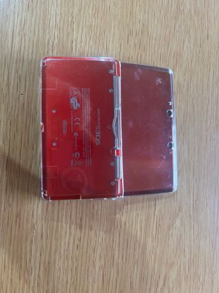 Nintendo 3DS rossa con giochi