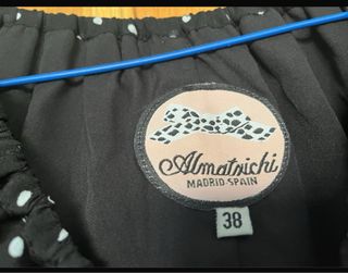 Camisa negra lunares blancos