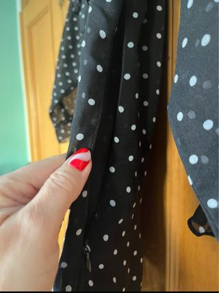 Camisa negra lunares blancos