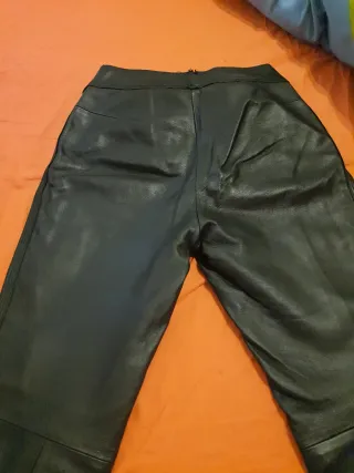 Pantalón de piel negro