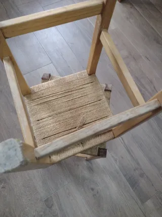 Dos banquetas de madera y cuerda