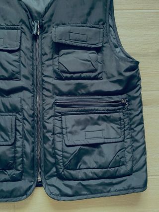 Chaleco negro con múltiples bolsillos