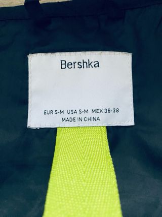 Chaleco negro con múltiples bolsillos