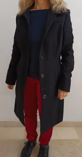 Abrigo de paño negro poco usado