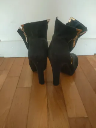 Botines negros con cremallera dorada