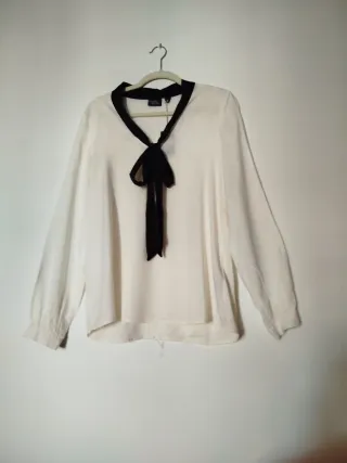 Blusa blanca con lazo negro