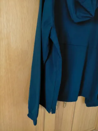 Chubasquero , cortavientos azul con capucha