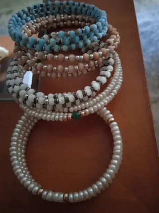 Lote 5 pulseras perlitas y cuentas