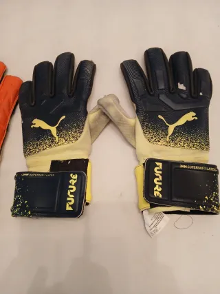 Guantes de portero naranjas y negros