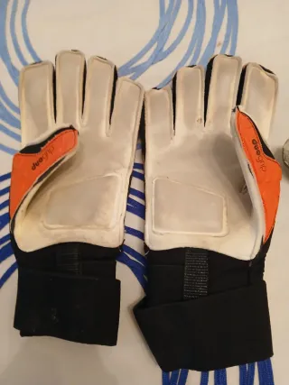 Guantes de portero naranjas y negros