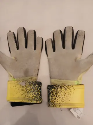 Guantes de portero naranjas y negros