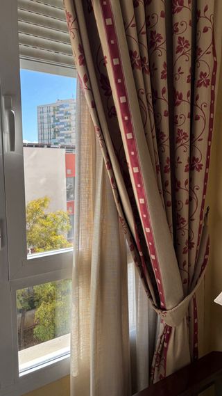 Cortinas y Barras Beige y Rojo